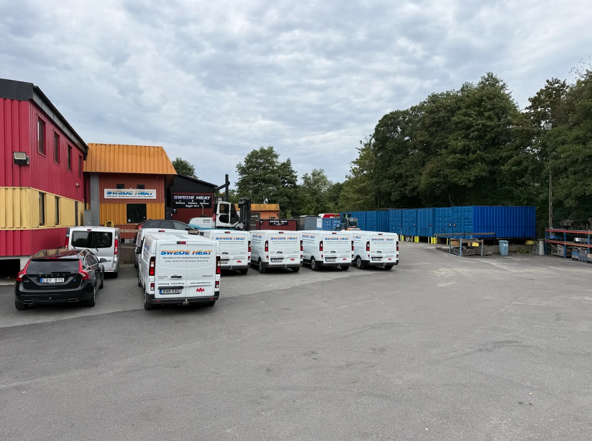 Swedeheats servicebilar vid anläggningen